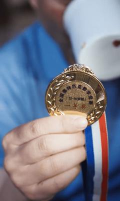 《奶奶的废品车，载我进清华》